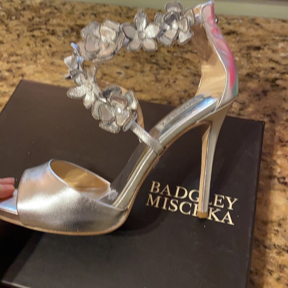 STUNNING metallic 4 inch sandals - Picture 3 of 5